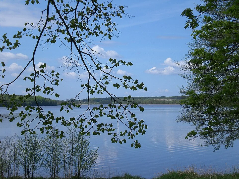 Jezioro i zielone brzegi na Kaszubach — pomysł na spokojny dzień w regionie